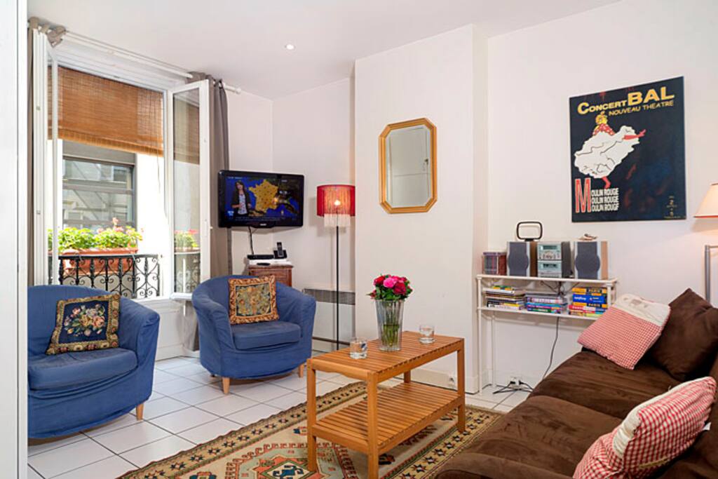 A flat screen TV with cable is provided with CNN and BBC in English as well as French stations.