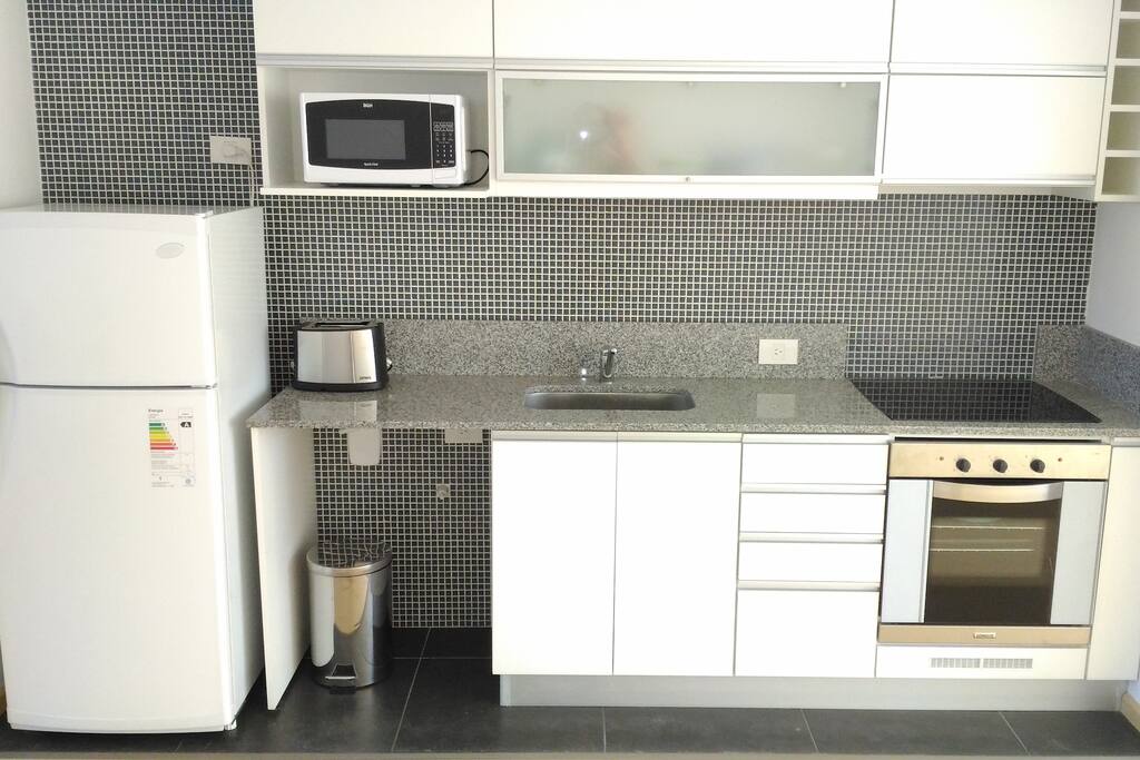 Cocina completa con microondas, tostadora, y heladera con freezer. Incluye todos los utensilios para cocinar. - Complete kitchen with microwave and fridge with freezer.