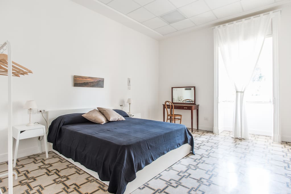 Una delle due camere da letto matrimoniale: molto spaziosa e luminosa.