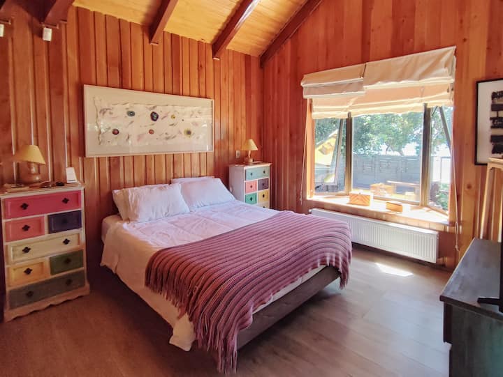 Მთავარი საძინებელი ტბის ხედით 