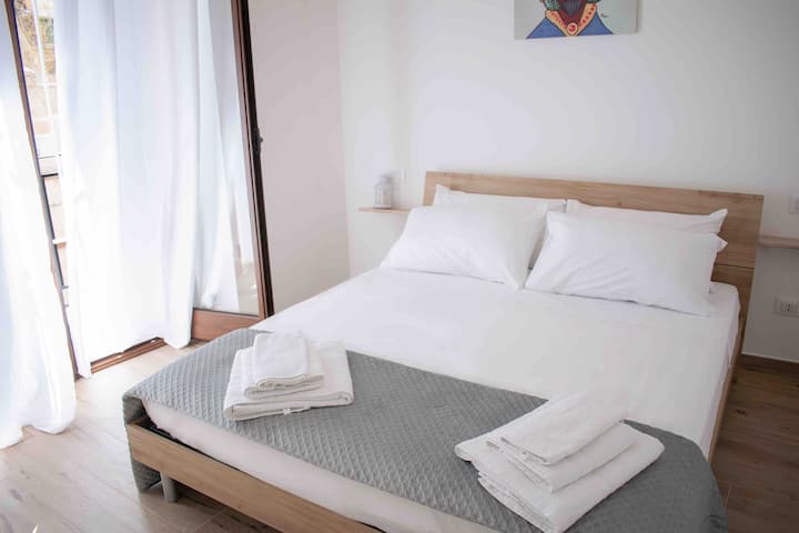 
Просторна стая с достъп до балкона – идеална за започване на деня със слънчева светлина.