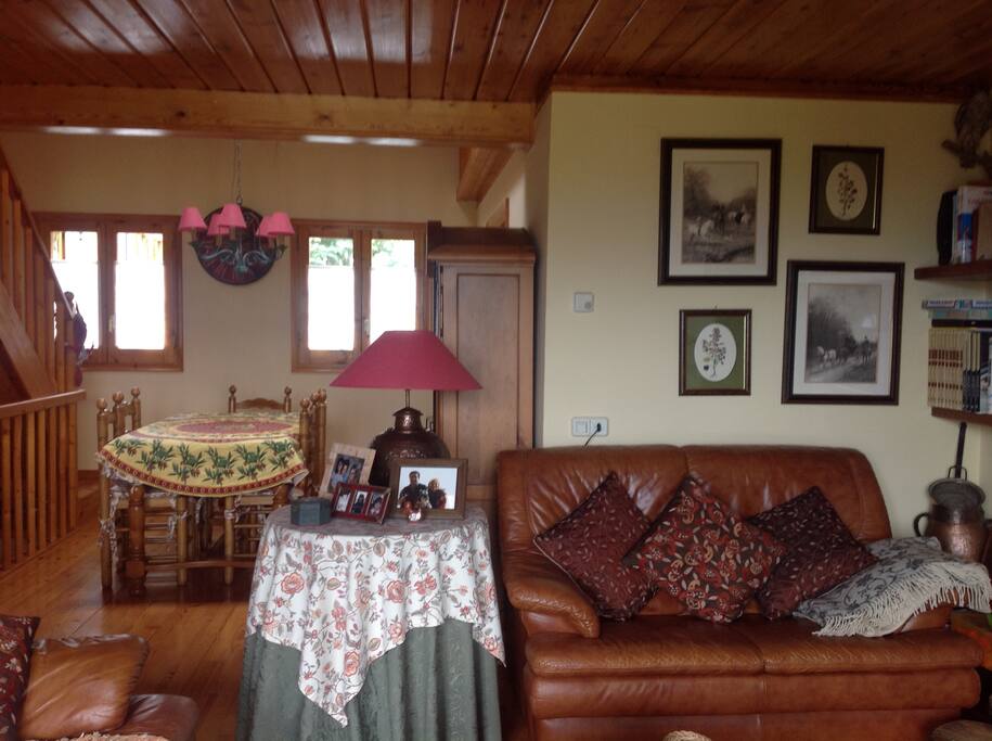 Comedor y sala de estar / Dinning room and living room with two sofas