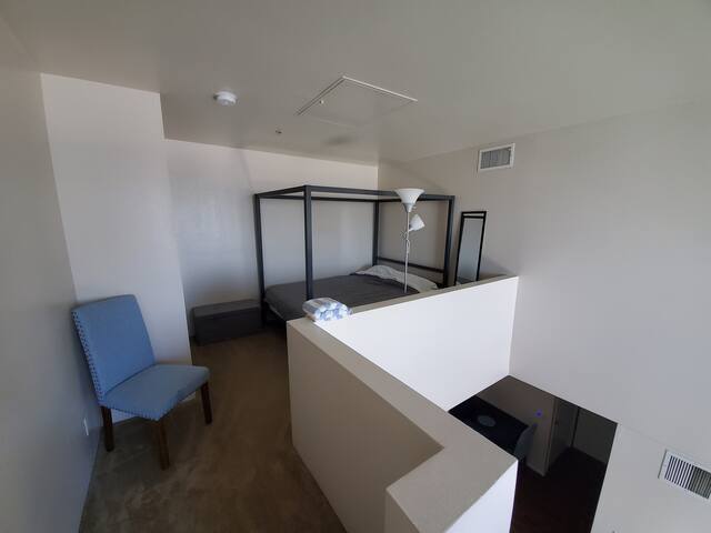 Shared Penthouse Loft in the ❤ of Long Beach