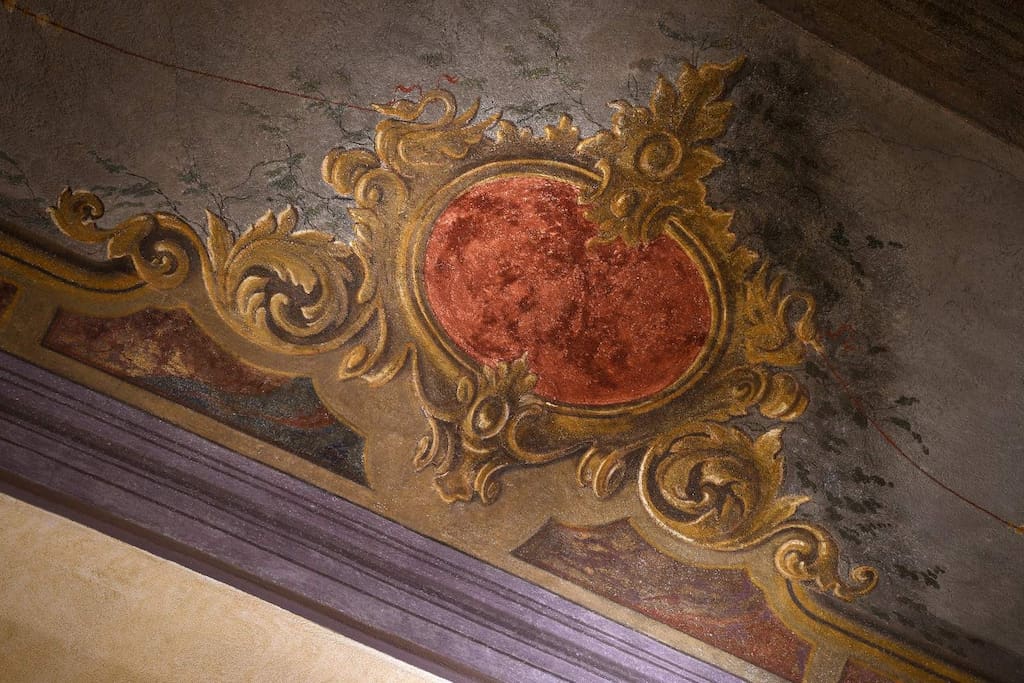 Vista di uno degli afreschi del soffitto