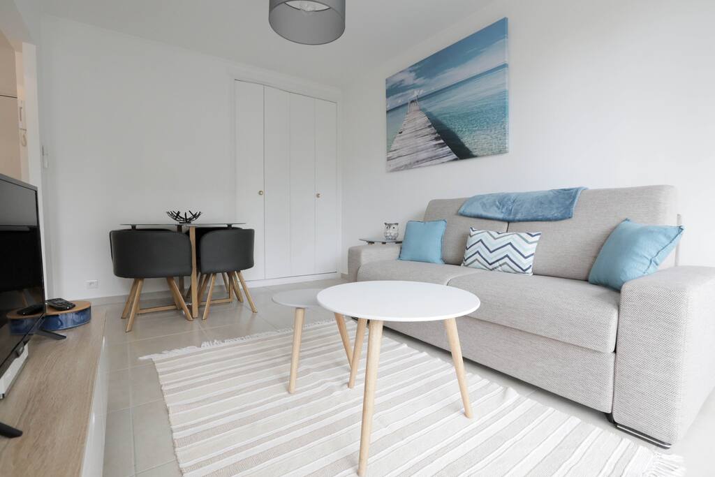 Coin repas pour 4 personnes dans le salon