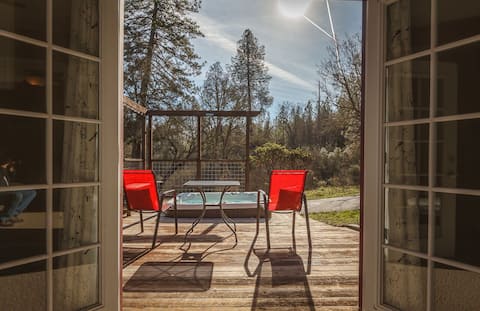 Hammocks & Hot Tub, 22 Miles to Yosemite