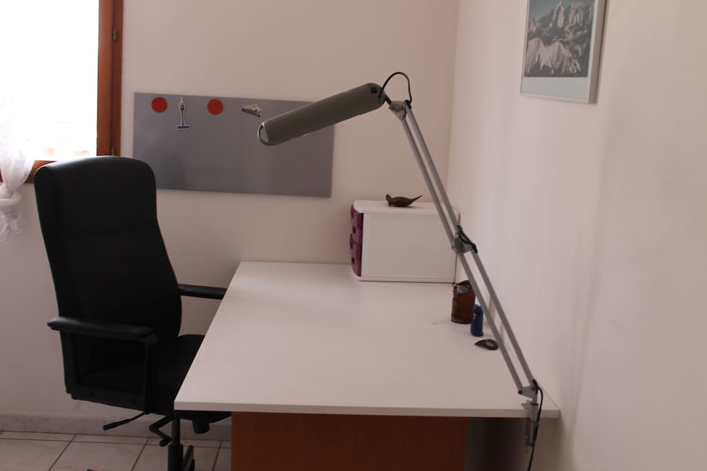 chambre 1 un espace de travail et une armoire pour ranger