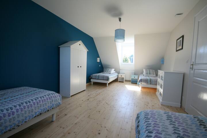 VÆRELSE 
4 SENGE 90 CM