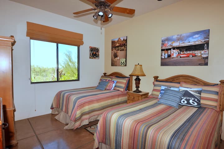 Dormitorio "Ruta 66" con 2 dobles comparte el baño contiguo con el dormitorio King 'Tahoe'.