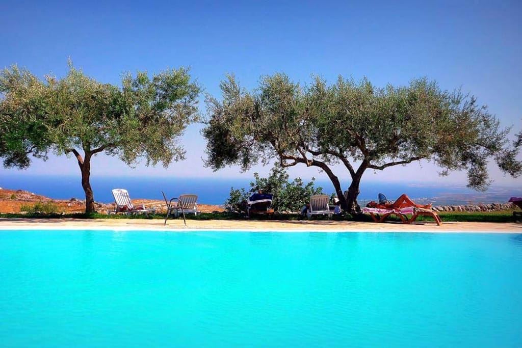 Swimming pool with
FREE access in nearby structure at 100 meters from 01 March to 30 September.
If you want € 10,00 Breakfast x 2 / Restaurant € 25.00 x 1.
Piscina con accesso GRATUITO dal 01 marzo al 30 settembre in Struttura convenzionata a 100 metri.
Se lo desideri € 10,00 Colazione x 2 /€ 25,00 Ristorante x 1.