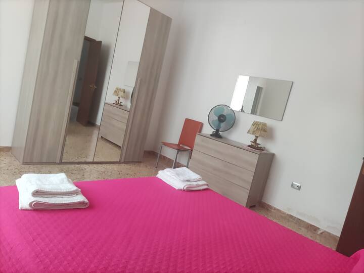 Dormitorio con cama doble