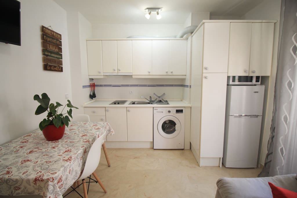 Cocina completa con mesa