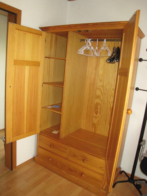 Verstauen Sie Ihr Gepäck im großen Schrank mit vielen Fächern und Schubladen.