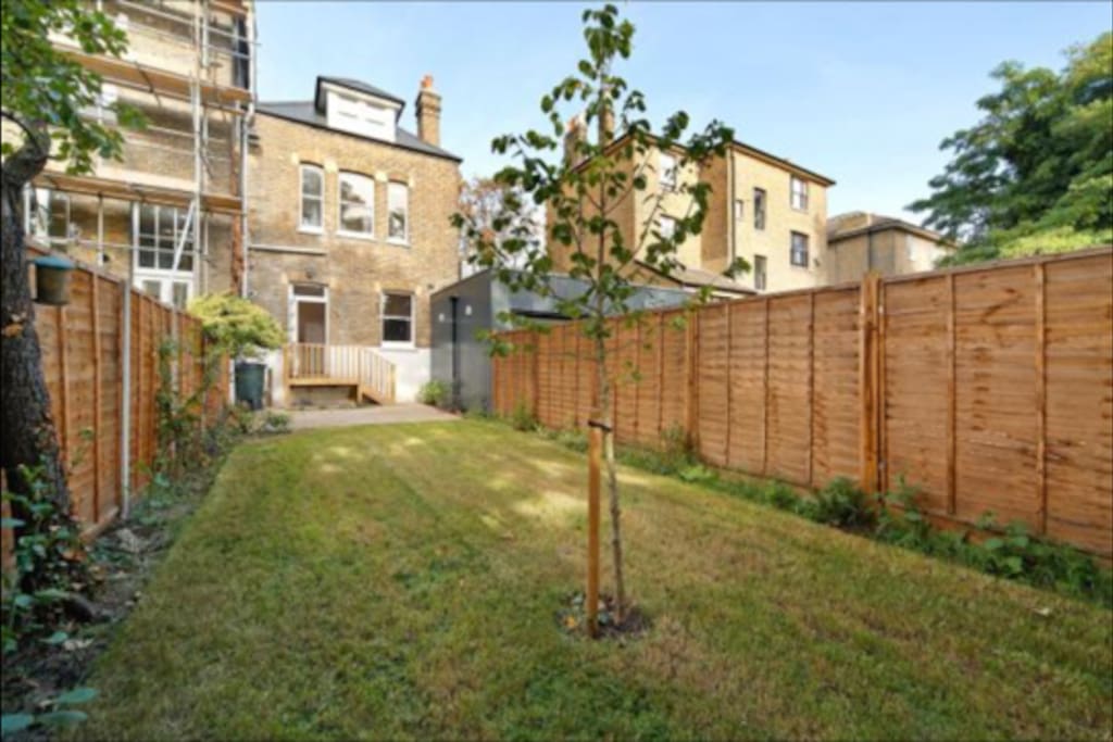 Large and sunny garden (weather permitting) in quiet neighbourhood at the heart of Brockley Conservation area.