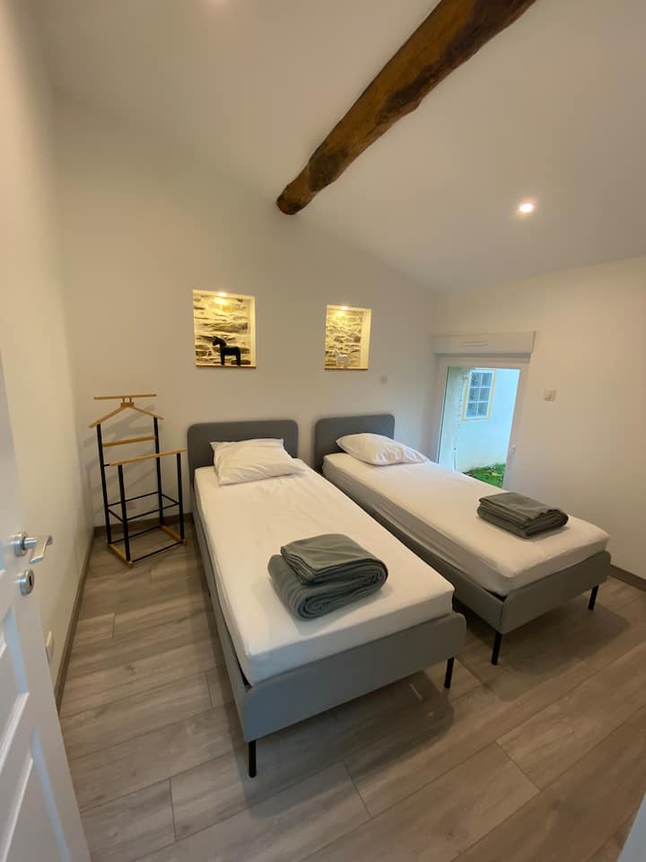 Chambre 2 avec deux lits de 90x200, parquet et petit dressing. 