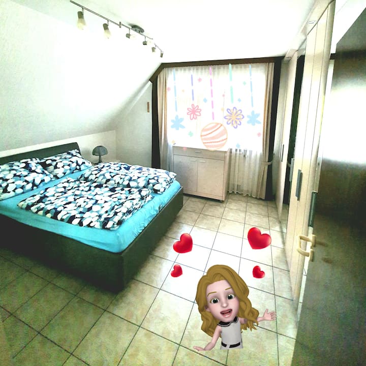 Schlafzimmer mit Doppelbett 140x200.