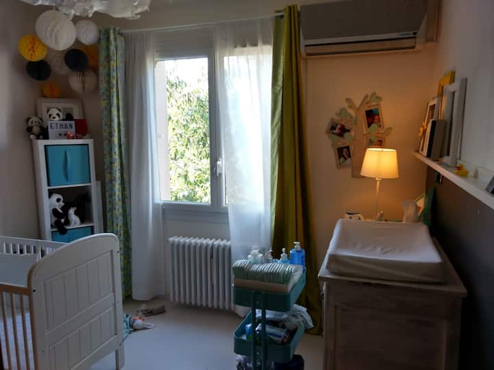 Dhomë gjumi 2 konfigurim me ajër të kondicionuar me krevat fëmijësh (kati i parë) 