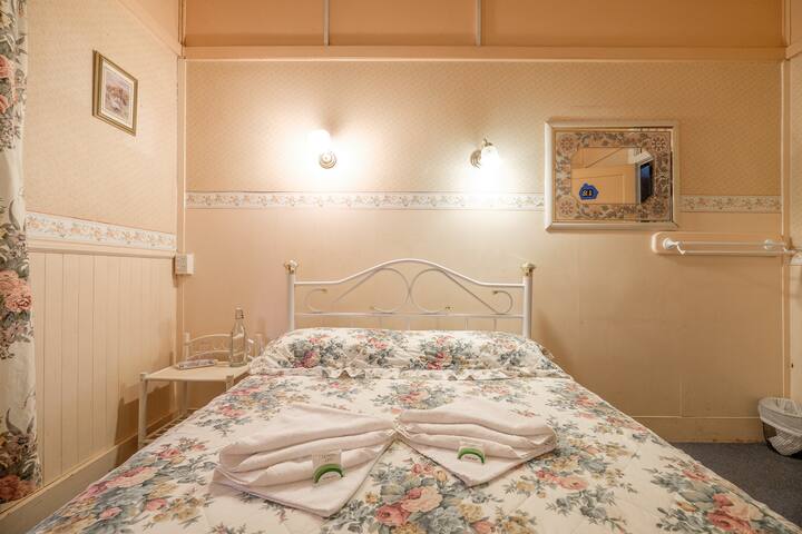 i) Double Room, 400mQueen St, free WiFi&Breakfast