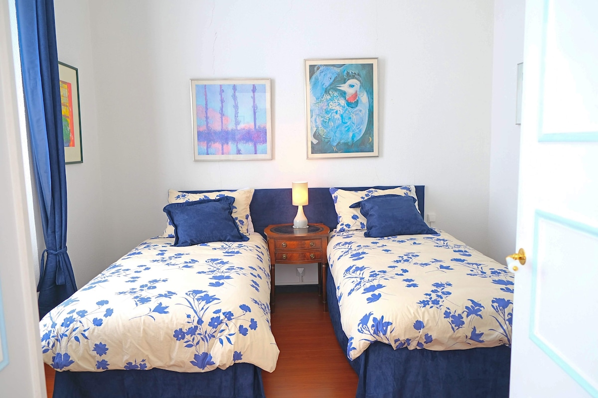 غرفة النوم 2 :  13 متر مربع، مع سريرين مفردين أو 180 1 سرير للاختيار من بينها وحمامه المنفصل.
غرفة نوم للضيوف بسريرين فرديين أو سرير واحد بحجم كبير حسب الرغبة وحمام منفصل.