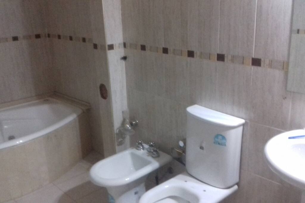 Baño privado de uso del anfitrion en caso de urgencia puedo prestarlo