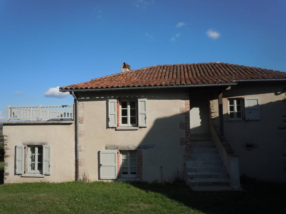 La Grand Maison de Laveissière : accès principal - à gauche la terrasse