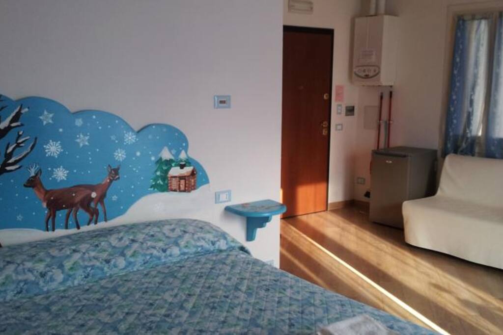 Il letto matrimoniale con affreschi a tema