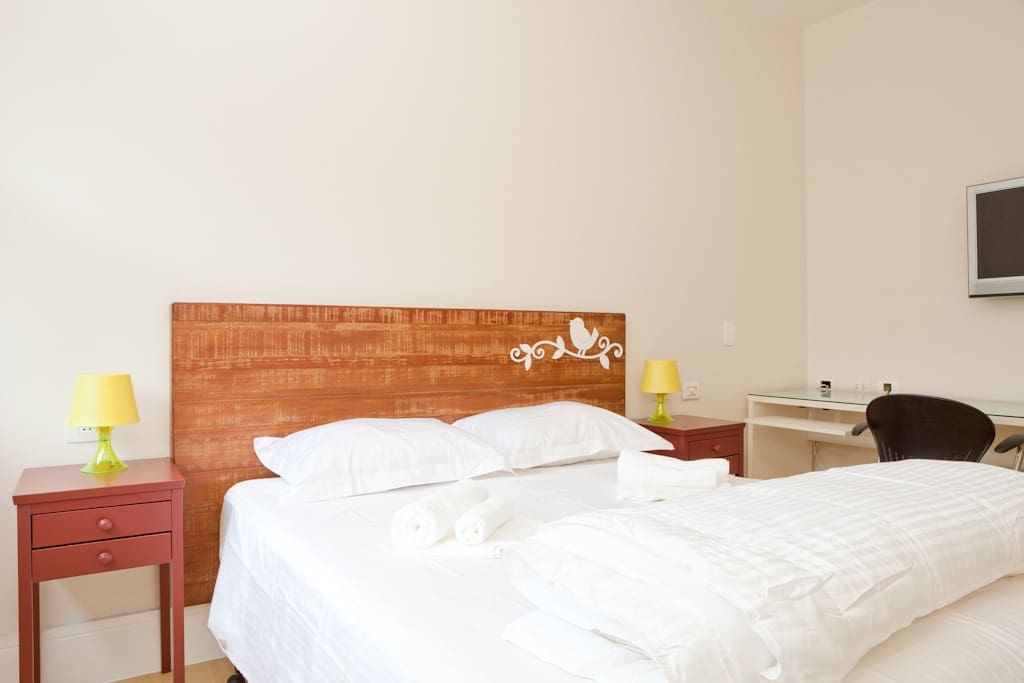 Excellent Master Suite with queen bed LED TV and a desk - Excelente suíte de casal
