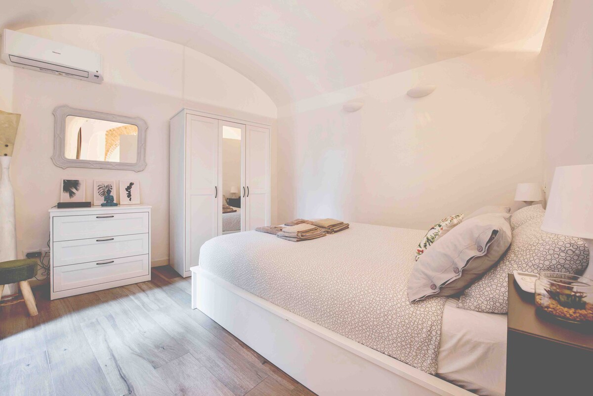 卧室配备记忆泡沫床垫和芦荟160x200 H. 28