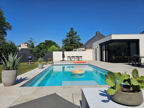 Family with swimming pool between Nantes and La Baule
