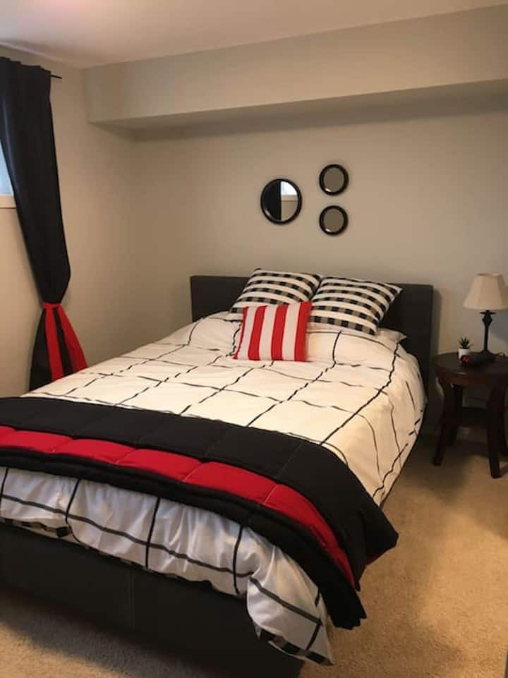 下层卧室# 2标准双人床