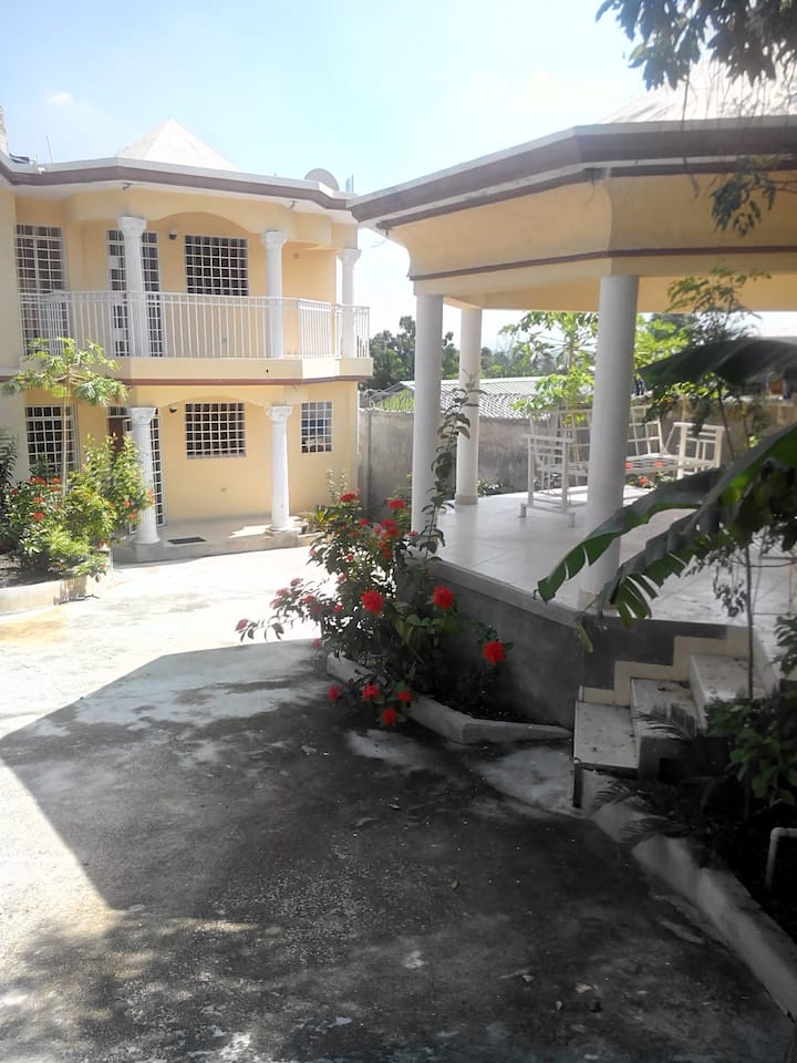 1 Mstr bdr: Wifi, TV, AC, Fridge, Security Agents