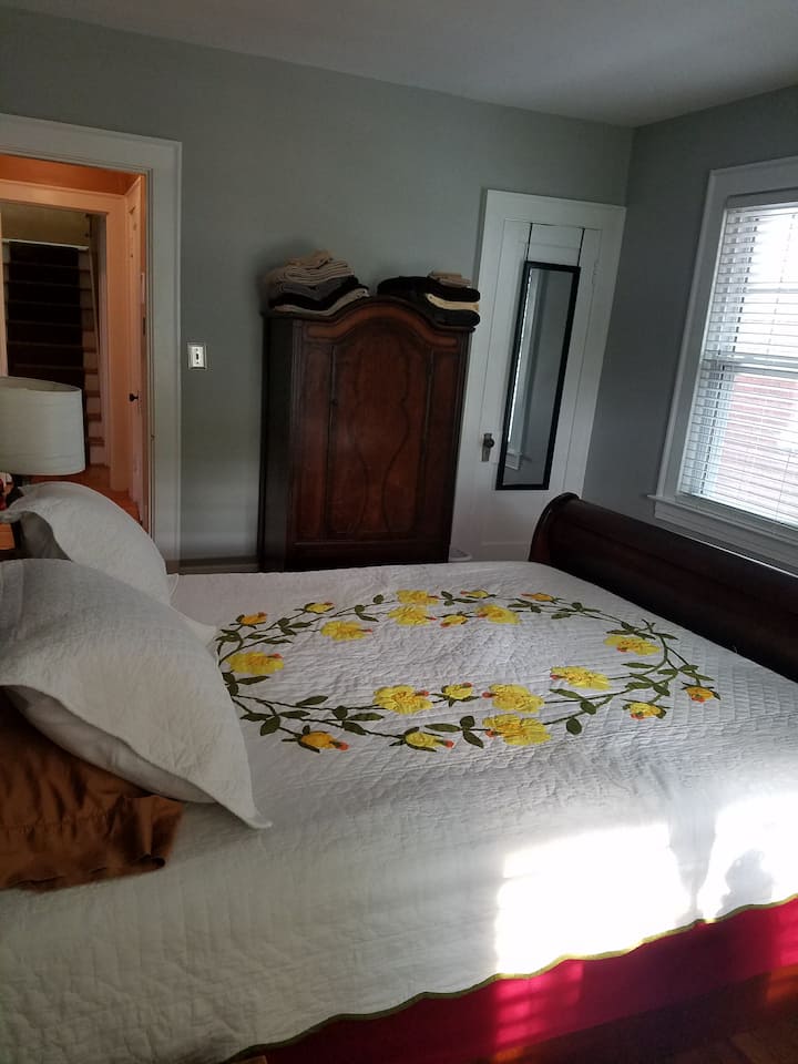Dormitorio de abajo con una cama Tempur-Pedic Queen.