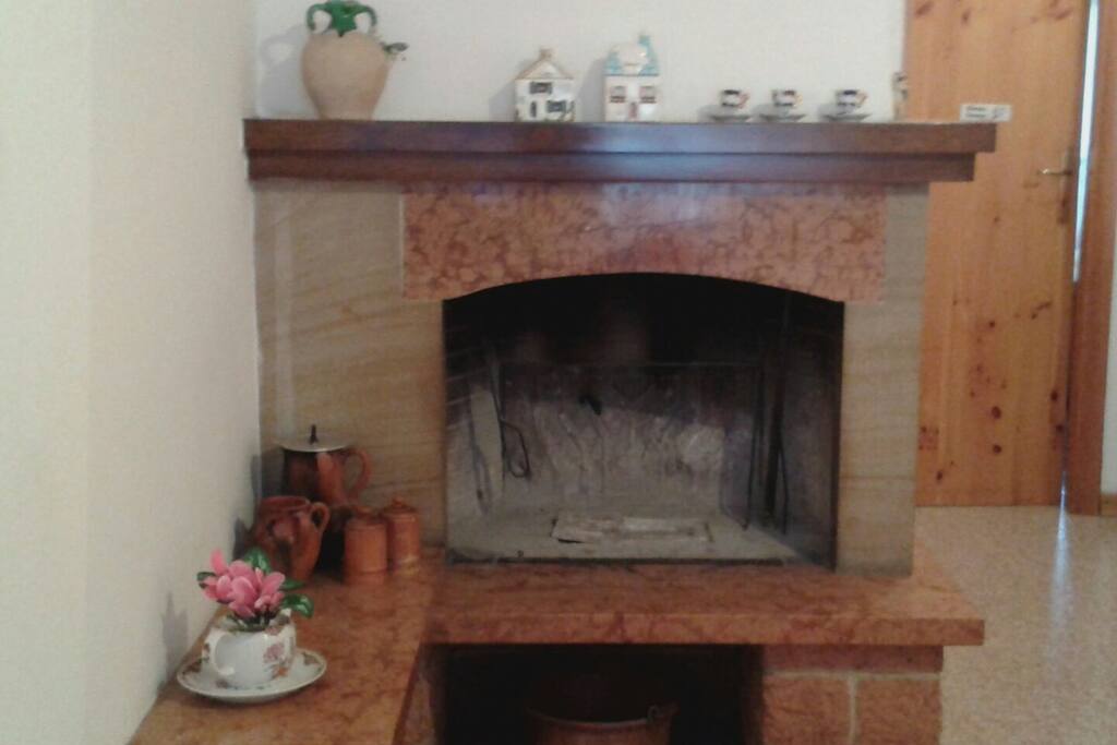 il caminetto nel soggiorno salotto