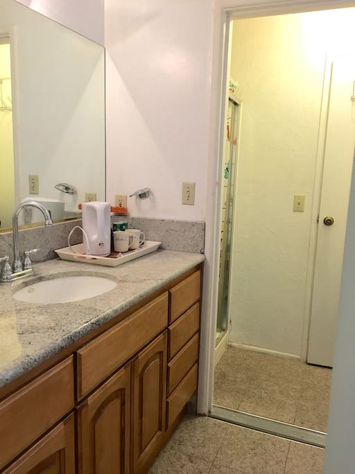 8’ x 6’ bathroom with all bath accessories such as hair dryer, shampoo, bath gel, towels,etc. for your use. 寬大的浴室並附有各項梳洗用品讓您使用,如牙刷牙膏,浴巾浴帽肥皂,洗髮精,吹風機等,讓您有賓至如歸的感受。