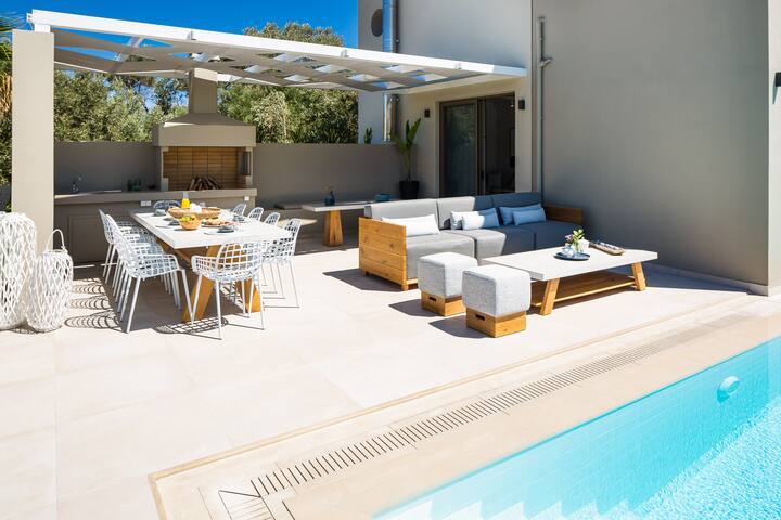 Vasilios Villa, with Pool, Gym & Close to Beach gallery image 3