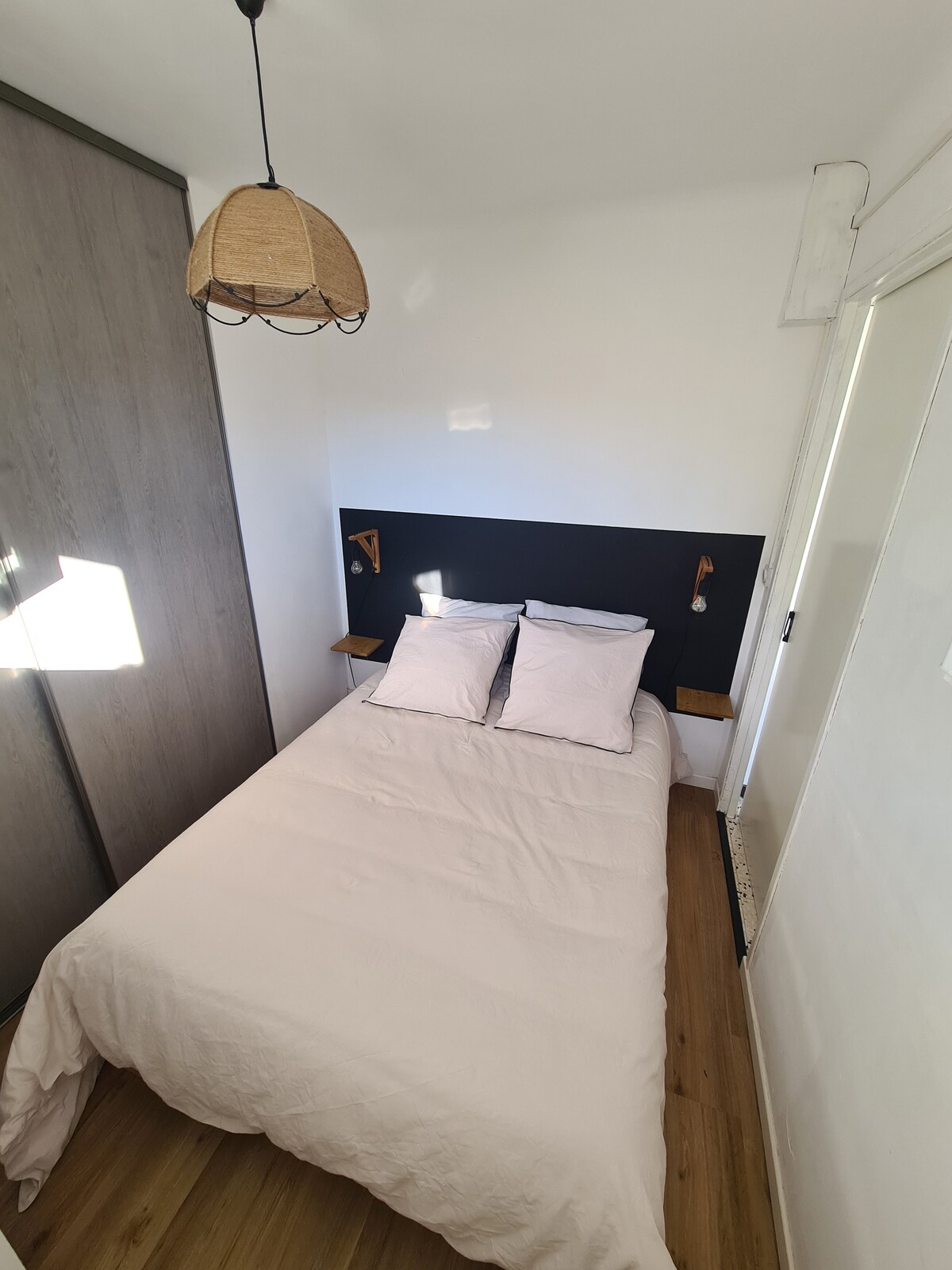 Отделна спалня, 140 - сантиметрово легло, светло с голям килер за съхранение 