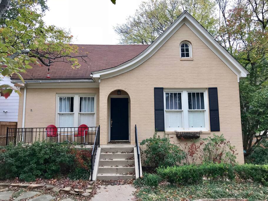 Aunt Shelley's Azalea District Cottage and Carriage house