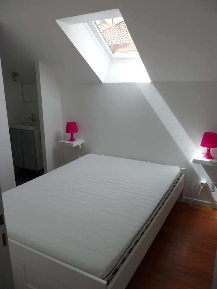 Spálňa s posteľou (140), sprchovacím kútom a umývadlom v spálni.
Obliečky na matrace, paplóny a vankúše sú k dispozícii. Posteľná bielizeň a uteráky nie sú k dispozícii.