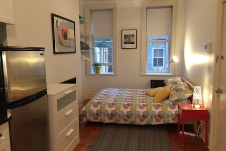 Cozy Studio Minutes to NY in Historic Neighborhood