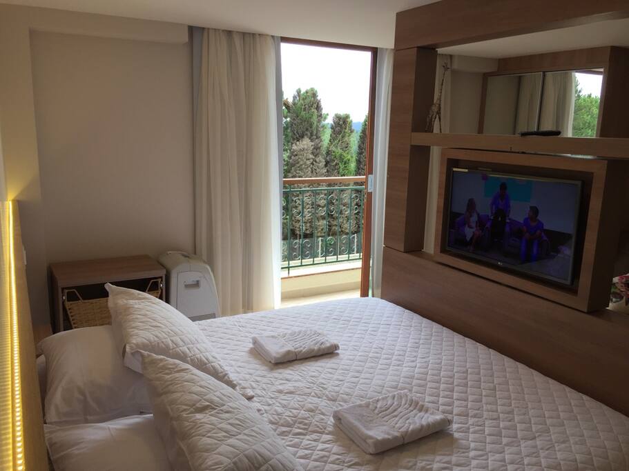 Cama King super confortável, com duas bicamas laterais, se necessárias, bem confortáveis.