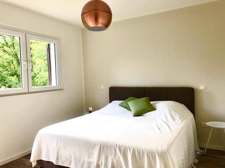 Schlafzimmer 1 king-size Boxspring-Bett, Ausgang zur Liegewiese