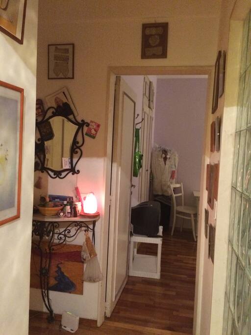 es el pasillo que comunica al baño y las habitaciones, comodidad y lindo ambiente, con pared de ladrillo de vidrio para que penetre mas luz