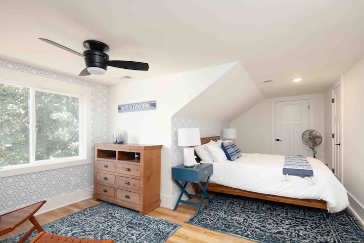 Upstairs ensuite bedroom
