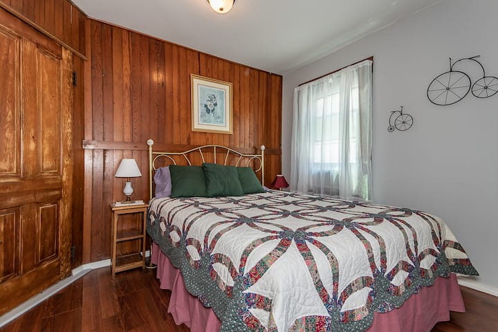 Стая с изглед към езерото на горния етаж с двойно легло. Има климатик за прозорци.