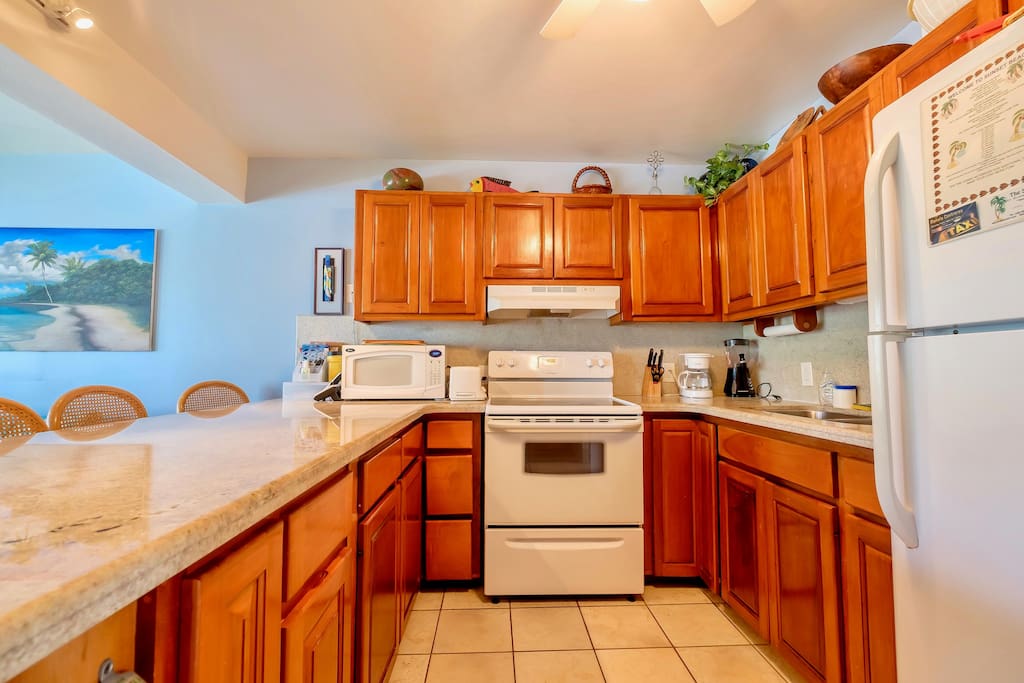 Fully equipped kitchen with counter seating