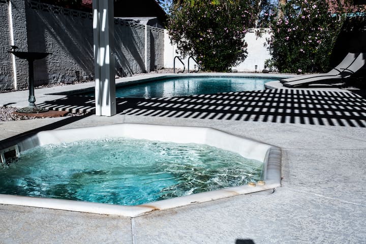 Pool & Spa! Fire pit 4br 2bth & 2mi to strip/Conv!