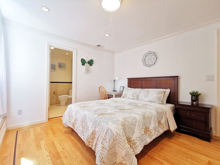 ห้องนอน 2 พร้อมเตียงควีนไซส์และห้องน้ำส่วนตัว