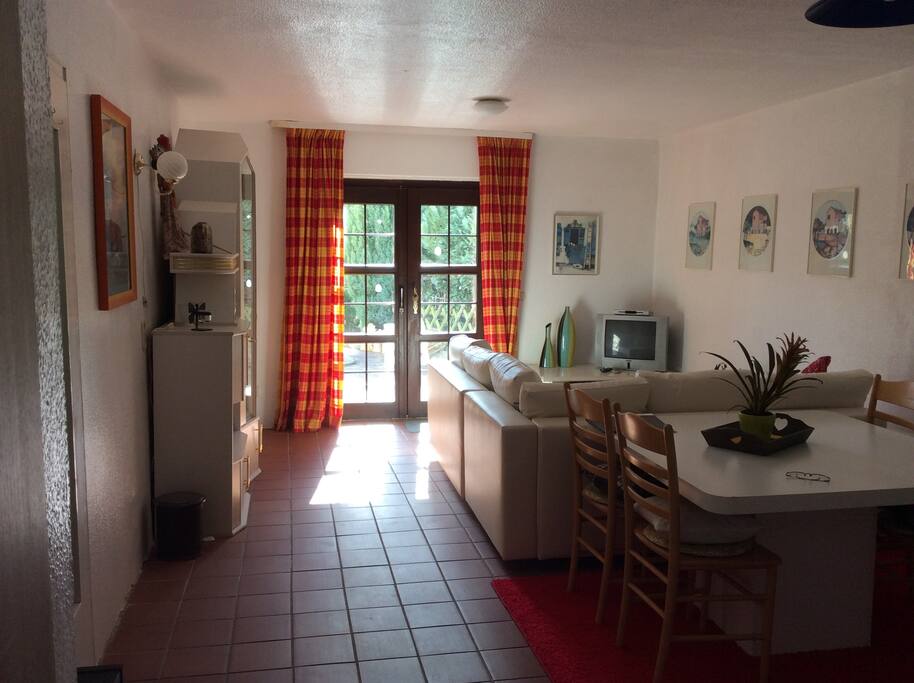 Zitgedeelte + Tafel & 4 stoelen
