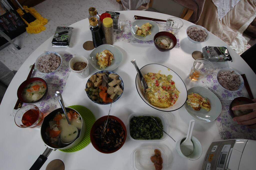 3人分の和風朝食の一例です。
ご飯・野菜いっぱいのお味噌汁・野菜の煮物・ひじき煮・納豆・卵焼き