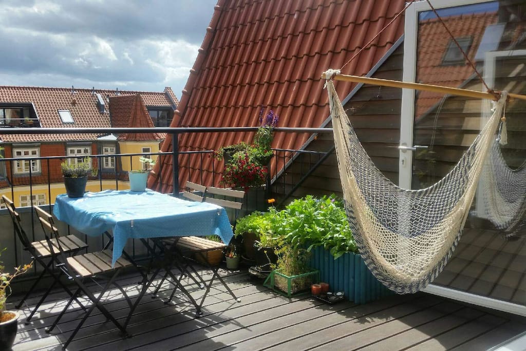 At the terrace you can pick your own herbs for cooking, maybee you can pick some strawberrys or tomatoes if season for that. You have acces to gas barbeque and can enjoy the sun in lounger and hammock chair.